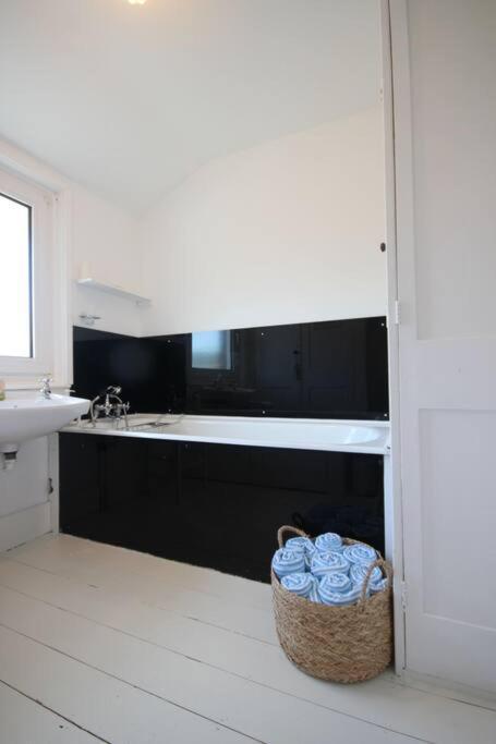 הוילה Kingsdown  Downsview מראה חיצוני תמונה
